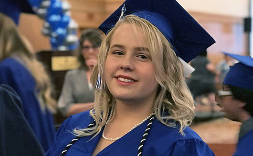 chica graduada con sombrero azul de graduación