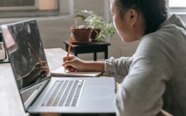 estudiante-estudiando-en-un-escritorio