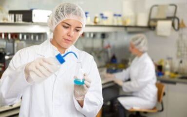 Estudiante en el laboratorio