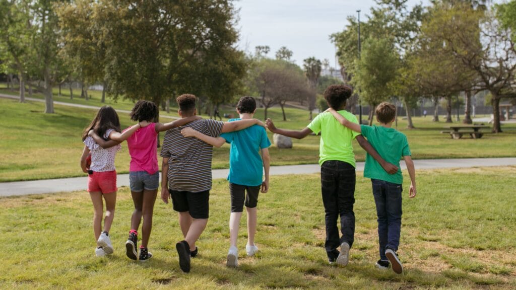 niños jugando en el parque