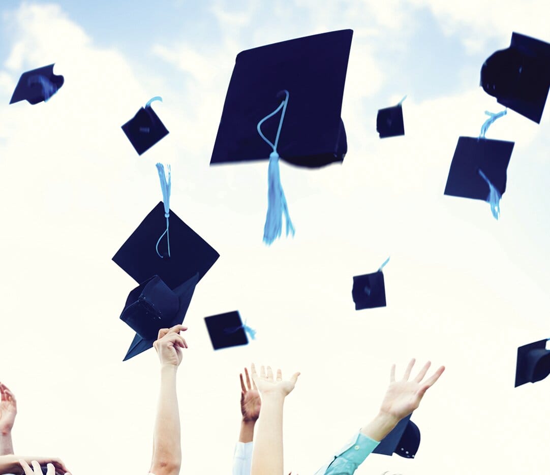 sombreros de graduado volando