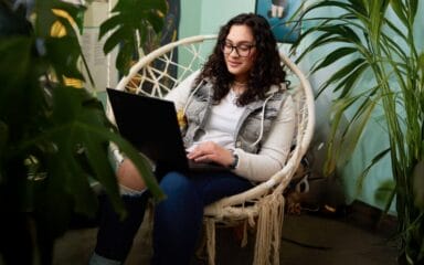 chica estudiante con ordenador