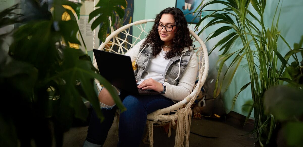 chica estudiante con ordenador