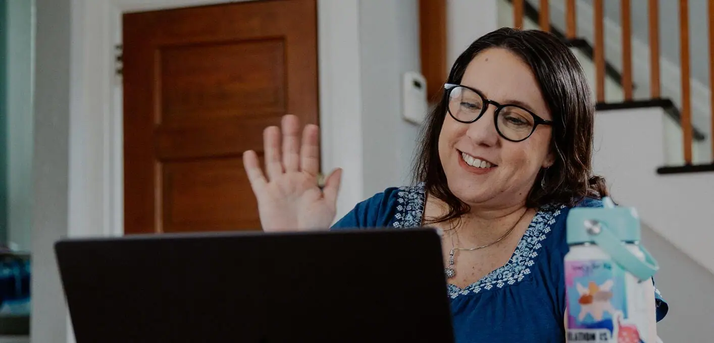 Profesora trabajando con su portátil en casa