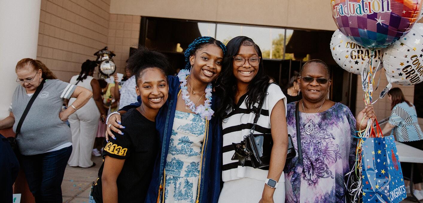 Familia en la ceremonia de graduación