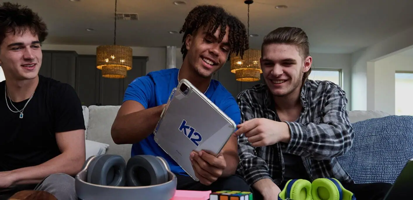 Estudiantes utilizando su tableta