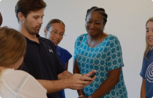 Estudiante trabajando con su móvil