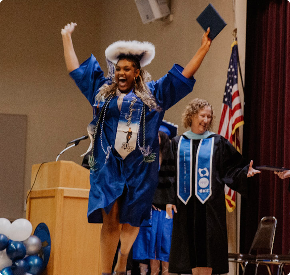Estudiante graduada en su ceremonia de graduación
