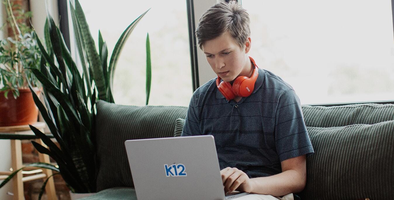 Estudiante trabajando con su portátil