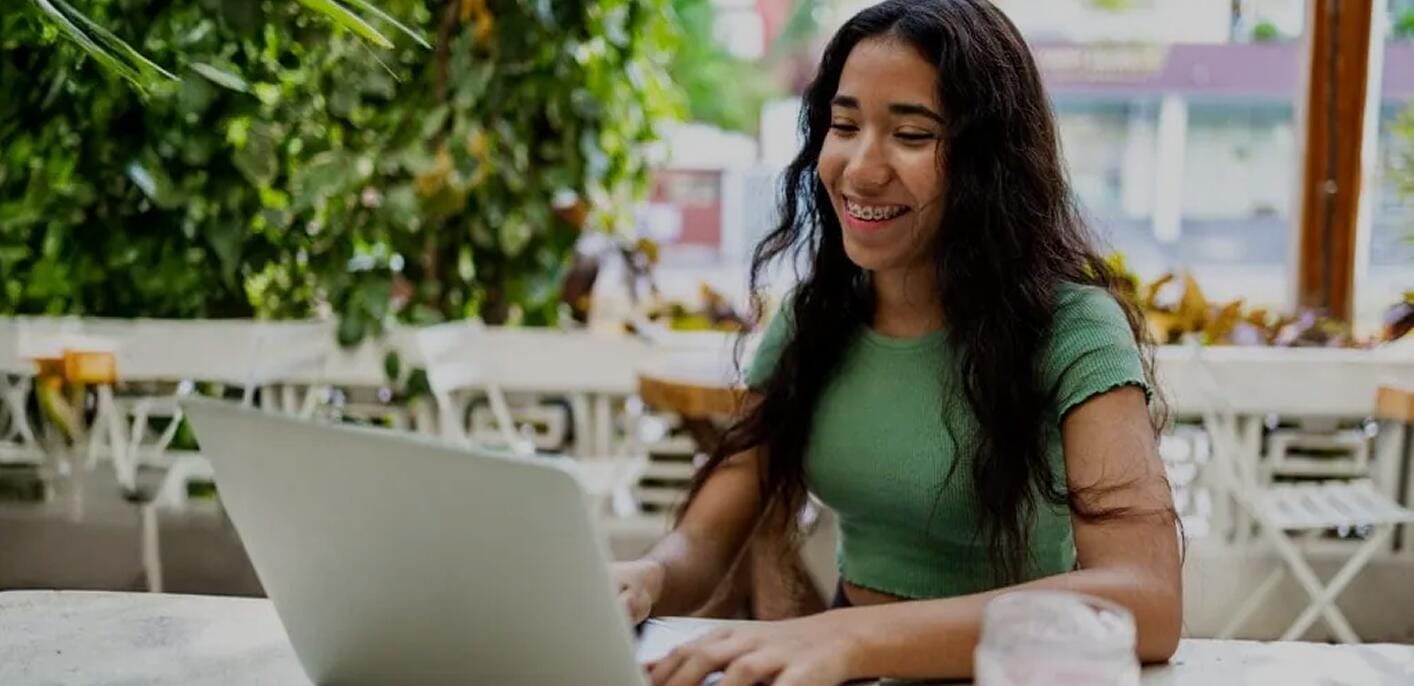 Estudiante con su portátil
