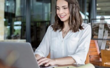 Chica escribiendo a máquina