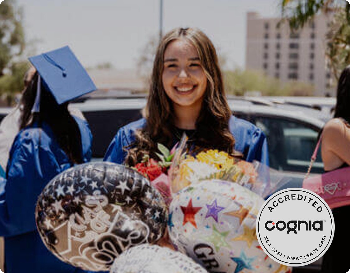 Chica con globos de graduación