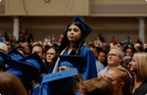 Estudiante graduada en su ceremonia