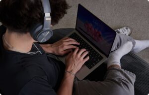 Estudiante trabajando con su portátil