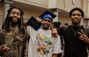 Estudiante en su ceremonia de graduación
