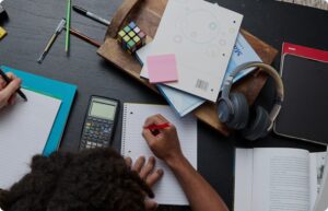 Estudiante tomando notas