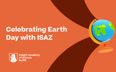 Imagen promocional del Día de la Tierra con el texto «Celebrando el Día de la Tierra con ISAZ», en la que aparece un colorido globo terráqueo azul y verde sobre un soporte, el logotipo de Insight Academy of Arizona y un fondo naranja con curvas abstractas de tonos más oscuros.