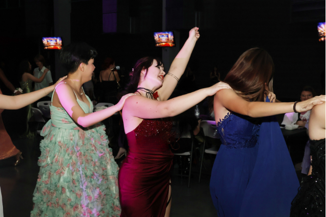 Estudiantes bailando