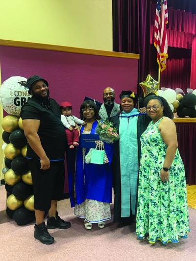 Neriyah Israel, la de más a la derecha, representa a la cuarta generación de su familia dedicada a la enfermería. Junto a ella se encuentran, de izquierda a derecha, Jehoiachin Israel, Pediyah Israel (un bebé), Sarah Israel, el exprofesor de formación profesional de AZVA Anthony Jackson y la exadministradora de formación profesional de ISAZ/AZVA Erica Youn-Jackson. (Foto exclusiva para el Tribune)