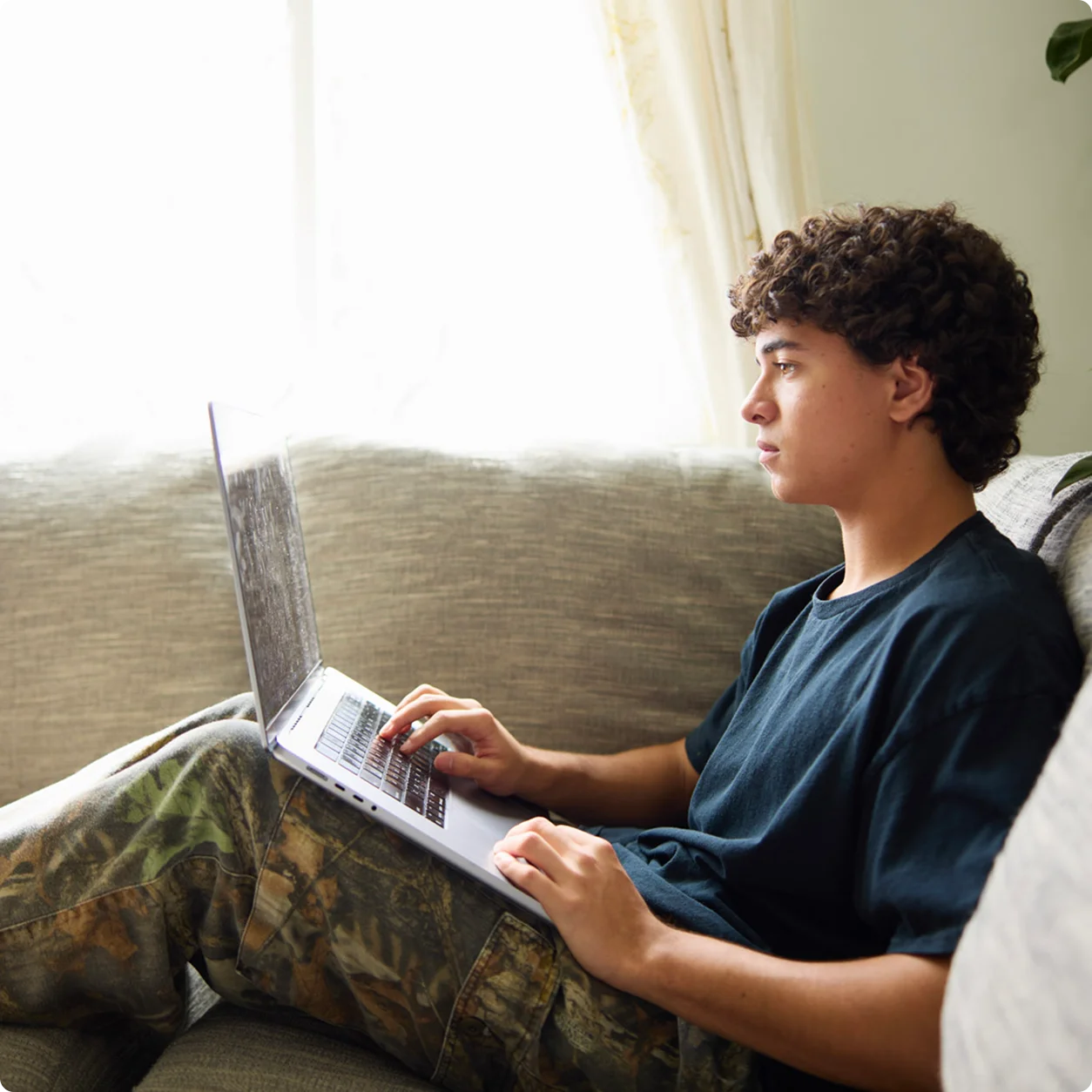Un estudiante en casa con su ordenador portátil
