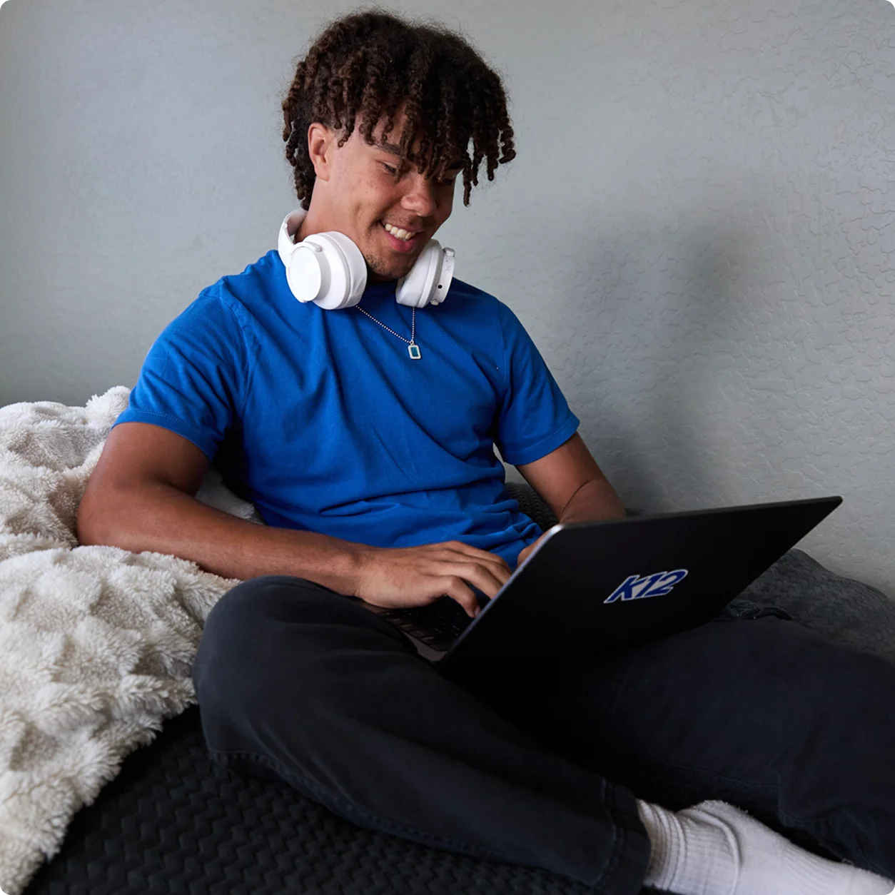Estudiante trabajando con su portátil