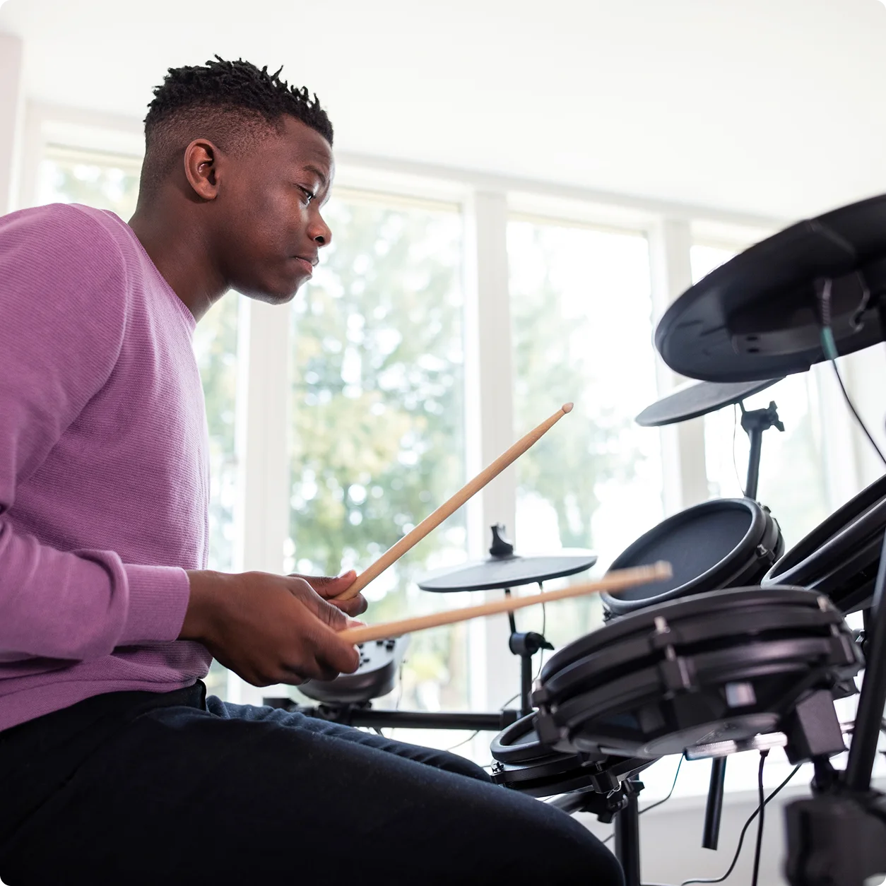Un estudiante tocando la batería