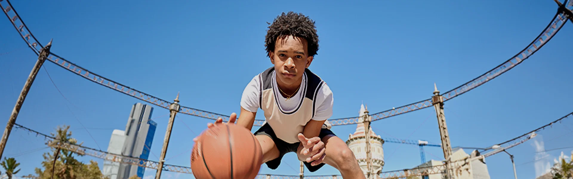 Un estudiante jugando al baloncesto