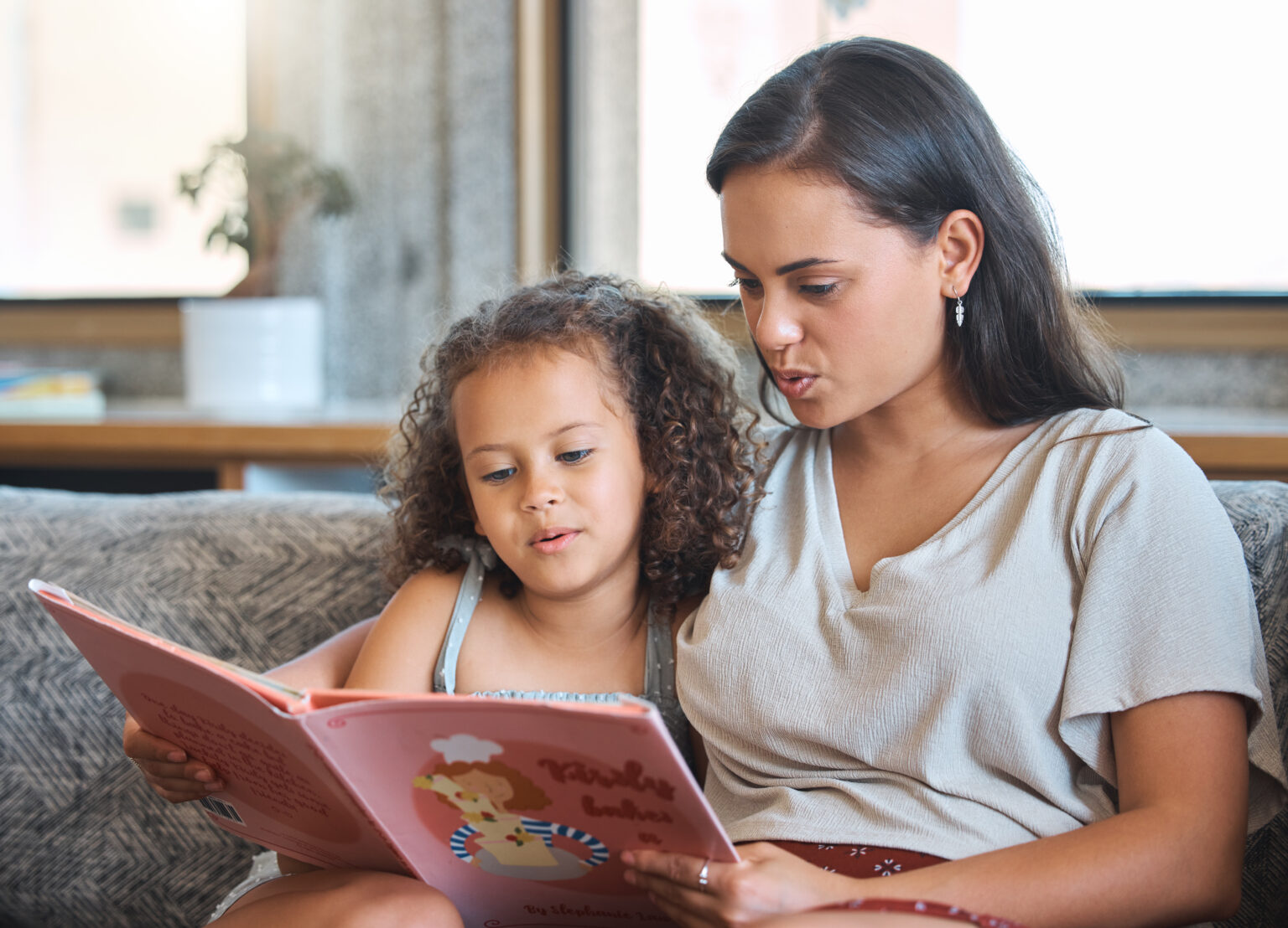 Una madre y su hija leyendo