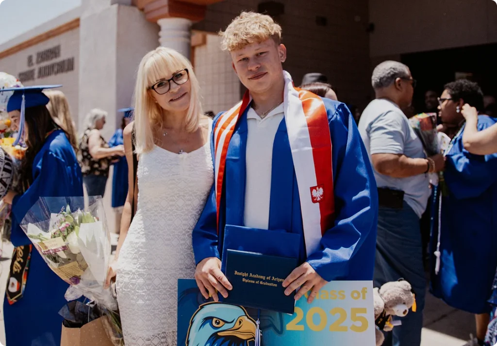 Mujer junto a su hijo graduado