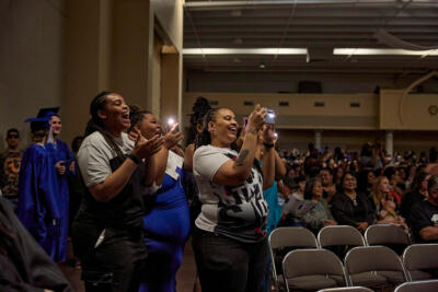 Familias que se hacen fotos de graduación