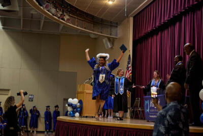Chica celebrando la graduación