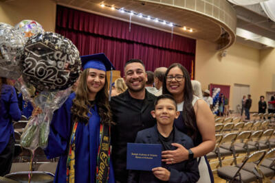 La familia sonríe en la graduación