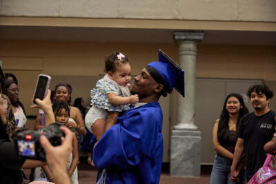 Un chico con un bebé en la graduación