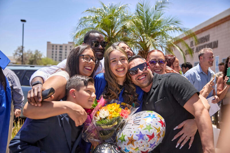 Una familia feliz en la graduación
