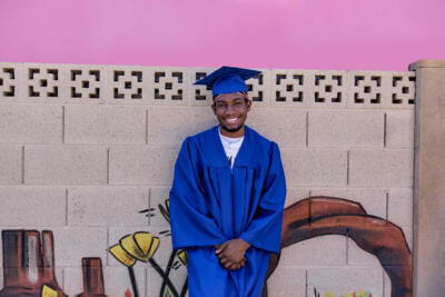 Un chico recién graduado que sonríe