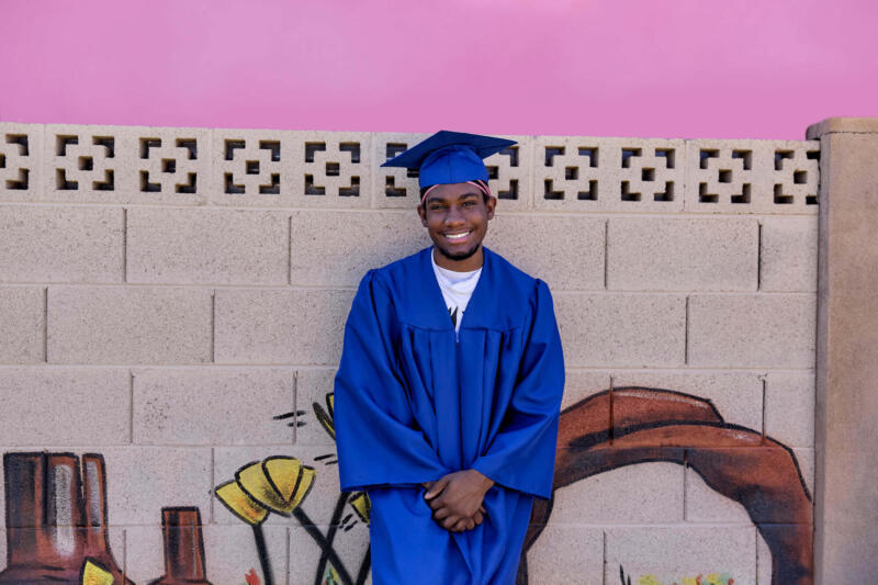 Un chico recién graduado que sonríe