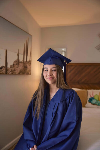 Una chica feliz por haberse graduado